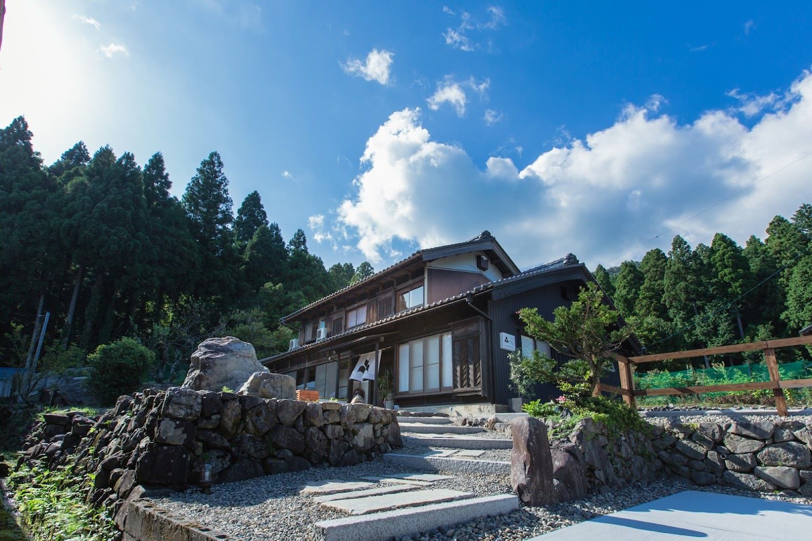 上平寺御城下ゲストハウスうむの外観